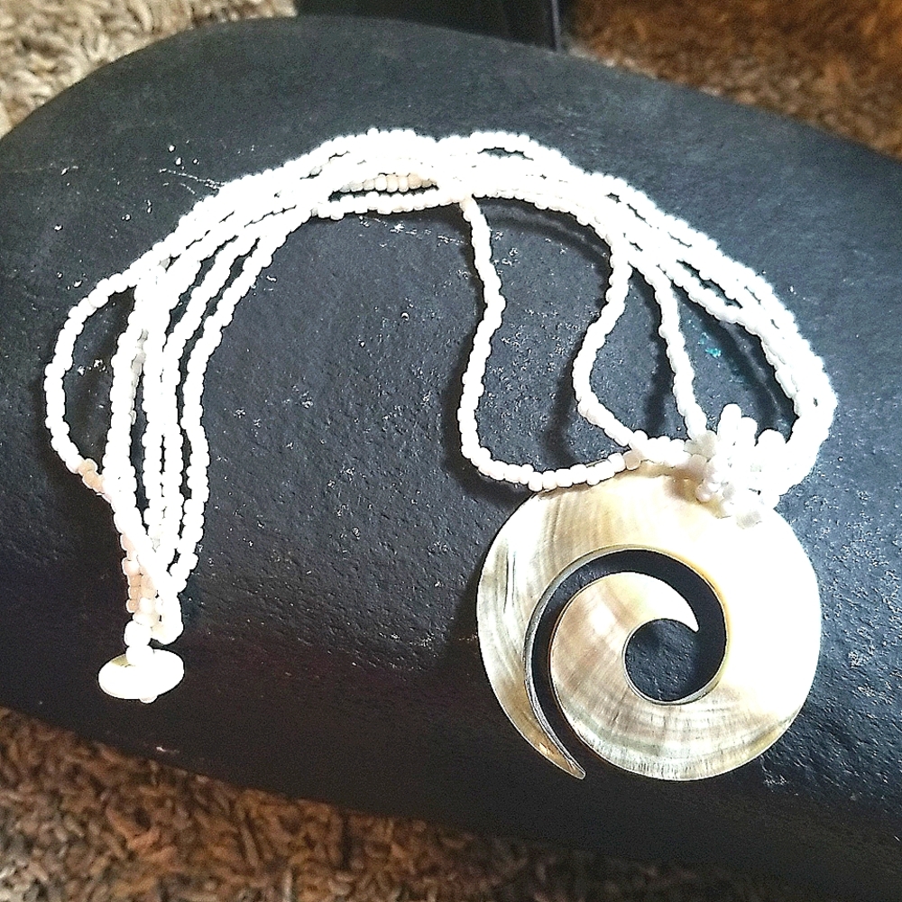 * free w/ bundle * Beautiful mother of pearl swirl choker necklace